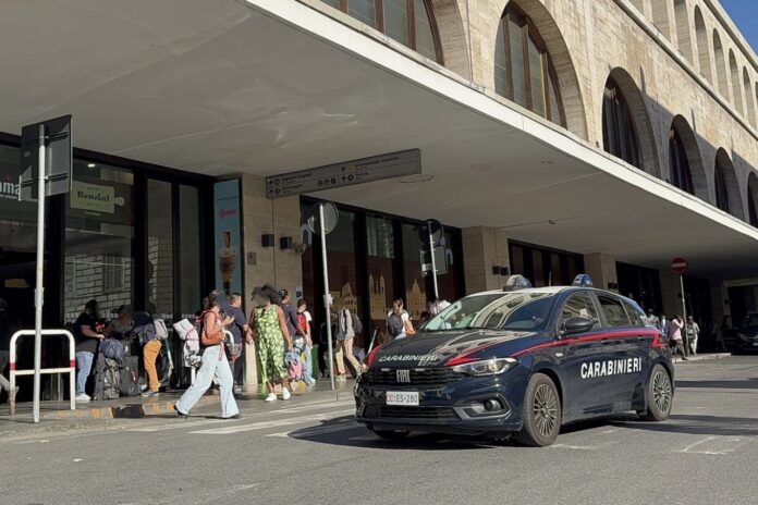 I militari hanno bloccato un trentasettenne mentre costringeva la ex a salire su un convoglio ferroviario, arrestandolo con le pesanti accuse di sequestro di persona e minacce