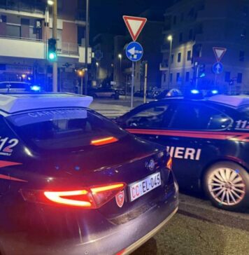 L'aggressore ha colpito un 36enne con una bottiglia, pretendendo soldi e telefono per lasciarlo andare. La vittima è riuscita a scappare in strada, al Tufello, dando l'allarme che ha fatto scattare il blitz dei Carabinieri