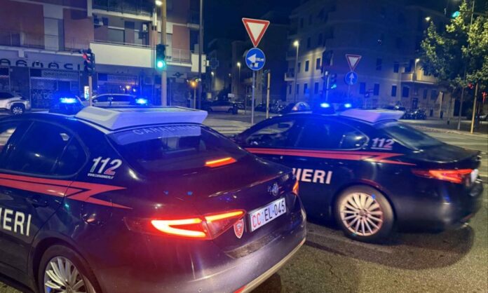 L'aggressore ha colpito un 36enne con una bottiglia, pretendendo soldi e telefono per lasciarlo andare. La vittima è riuscita a scappare in strada, al Tufello, dando l'allarme che ha fatto scattare il blitz dei Carabinieri
