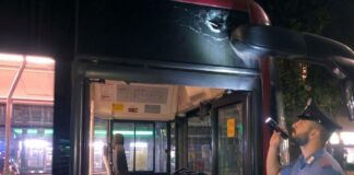 Attimi di terrore a bordo della linea 705 in viale America. Il conducente costretto a frenare bruscamente dopo l'impatto con la pietra. Bloccato e denunciato dai Carabinieri un ragazzo tunisino per il sasso contro il bus Atac