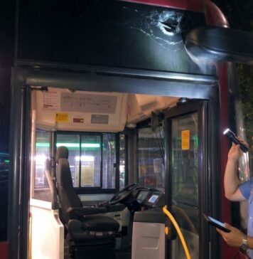 Attimi di terrore a bordo della linea 705 in viale America. Il conducente costretto a frenare bruscamente dopo l'impatto con la pietra. Bloccato e denunciato dai Carabinieri un ragazzo tunisino per il sasso contro il bus Atac