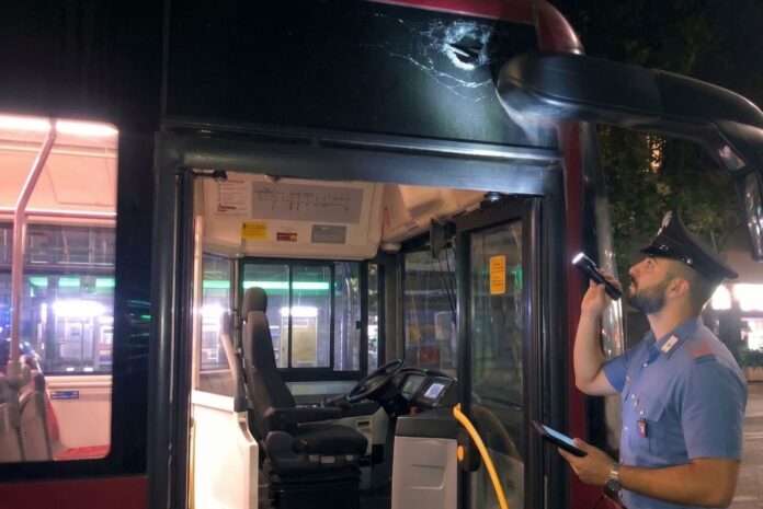 Attimi di terrore a bordo della linea 705 in viale America. Il conducente costretto a frenare bruscamente dopo l'impatto con la pietra. Bloccato e denunciato dai Carabinieri un ragazzo tunisino per il sasso contro il bus Atac