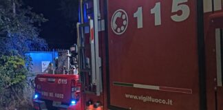 Auto in fiamme nella notte a Santa Marinella: fuoco vicino alle case, salvata una palazzina