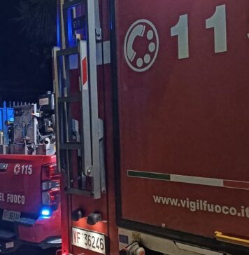 Auto in fiamme nella notte a Santa Marinella: fuoco vicino alle case, salvata una palazzina