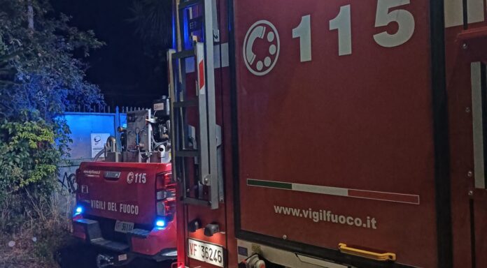 WhatsApp Image 2026-07-08 at 07.09.37 Auto in fiamme nella notte a Santa Marinella: fuoco vicino alle case, salvata una palazzina