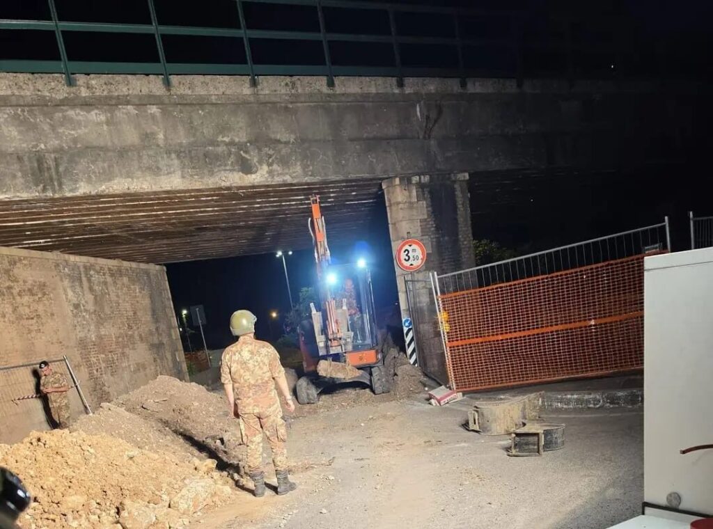 Scoperti dieci ordigni sotto la ferrovia Roma-Napoli: treni bloccati tutta la notte per rimuovere le bombe 1