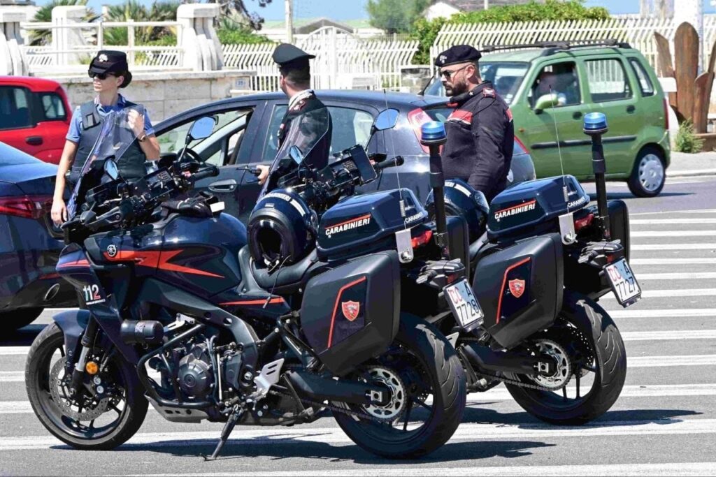 Servizio straordinario sul litorale romano: fermati spacciatori, ladri d'auto e un latitante. Controllate oltre 200 persone e maxi sanzioni in strada