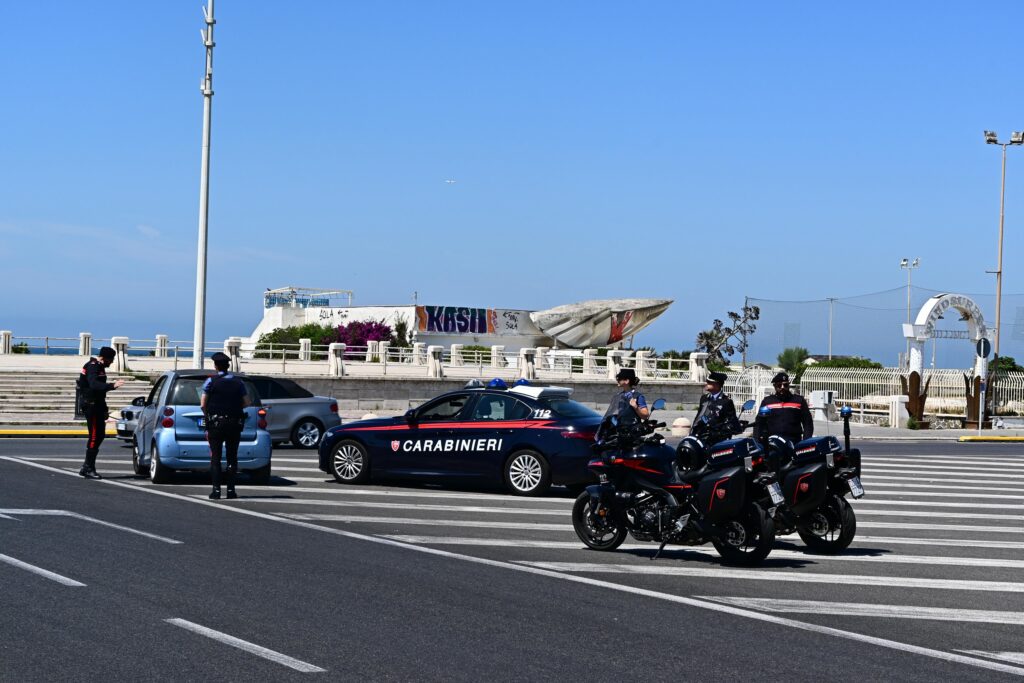 Servizio dei Carabinieri contro il traffico di droga e il degrado urbano. Le operazioni hanno portato a otto arresti per spaccio, al sequestro di centinaia di dosi di cocaina, crack e hashish e a maxi sanzioni stradali 