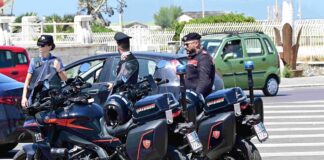 Al mercato di piazza Quarto dei Mille è stata arrestata una borseggiatrice che aveva derubato un'anziana, mentre due persone sono state denunciate per porto abusivo di un grosso coltello