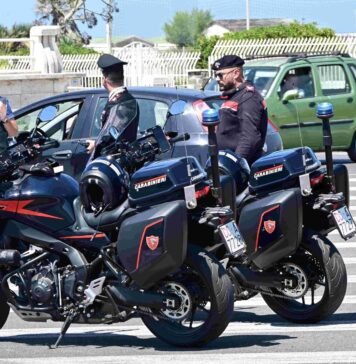 Al mercato di piazza Quarto dei Mille è stata arrestata una borseggiatrice che aveva derubato un'anziana, mentre due persone sono state denunciate per porto abusivo di un grosso coltello