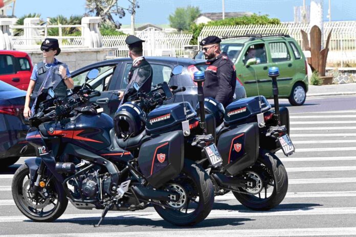 Al mercato di piazza Quarto dei Mille è stata arrestata una borseggiatrice che aveva derubato un'anziana, mentre due persone sono state denunciate per porto abusivo di un grosso coltello