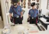 Cinque arrestati sorpresi a confezionare le dosi di crack in una struttura isolata. I carabinieri scovano la droga nascosta in una botola interrata e sequestrano contanti