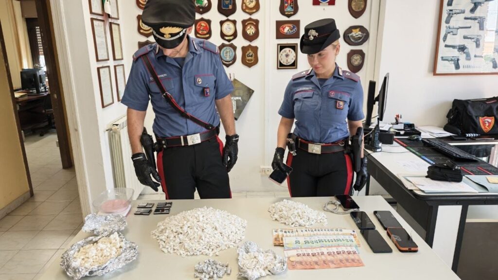 Cinque arrestati sorpresi a confezionare le dosi di crack in una struttura isolata. I carabinieri scovano la droga nascosta in una botola interrata e sequestrano contanti