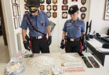 Cinque arrestati sorpresi a confezionare le dosi di crack in una struttura isolata. I carabinieri scovano la droga nascosta in una botola interrata e sequestrano contanti