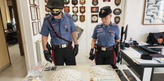 Cinque arrestati sorpresi a confezionare le dosi di crack in una struttura isolata. I carabinieri scovano la droga nascosta in una botola interrata e sequestrano contanti