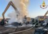 Il rogo è scoppiato in via Busnengo. I Vigili del Fuoco di Civitavecchia hanno usato anche schiuma chimica per proteggere i veicoli vicini ed evitare la propagazione dell'incendio