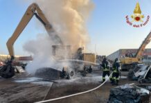 Il rogo è scoppiato in via Busnengo. I Vigili del Fuoco di Civitavecchia hanno usato anche schiuma chimica per proteggere i veicoli vicini ed evitare la propagazione dell'incendio