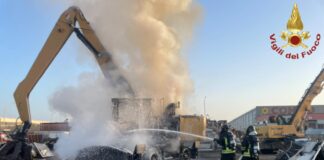 Il rogo è scoppiato in via Busnengo. I Vigili del Fuoco di Civitavecchia hanno usato anche schiuma chimica per proteggere i veicoli vicini ed evitare la propagazione dell'incendio