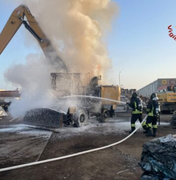 Il rogo è scoppiato in via Busnengo. I Vigili del Fuoco di Civitavecchia hanno usato anche schiuma chimica per proteggere i veicoli vicini ed evitare la propagazione dell'incendio