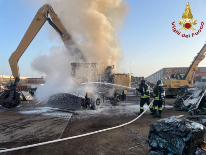 Il rogo è scoppiato in via Busnengo. I Vigili del Fuoco di Civitavecchia hanno usato anche schiuma chimica per proteggere i veicoli vicini ed evitare la propagazione dell'incendio