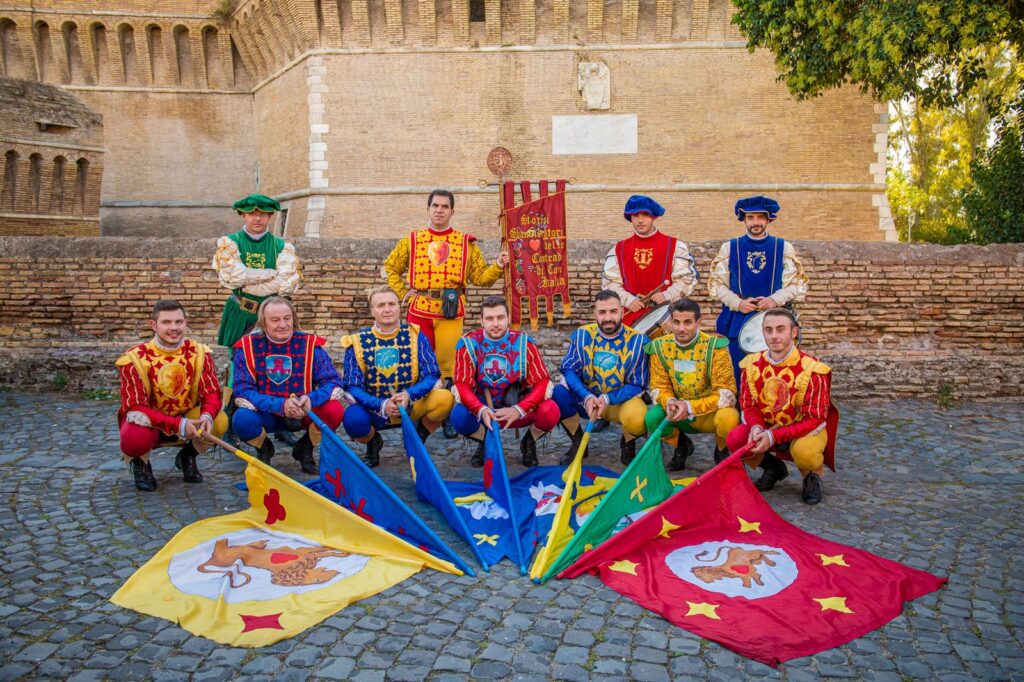 "Palio sotto le stelle" al porto turistico di Roma: tra cortei storici e la Disfida della Rocca 1 A Ostia va in scena la rievocazione medievale con sei contrade pronte a sfidarsi nel "Palio sotto le stelle"