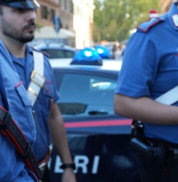Un drammatico caso di usura ad Ardea scoperto dai Carabinieri: un prestito di 25mila euro trasformato in una trappola con tassi al 15% mensile, estorsione e minacce di morte