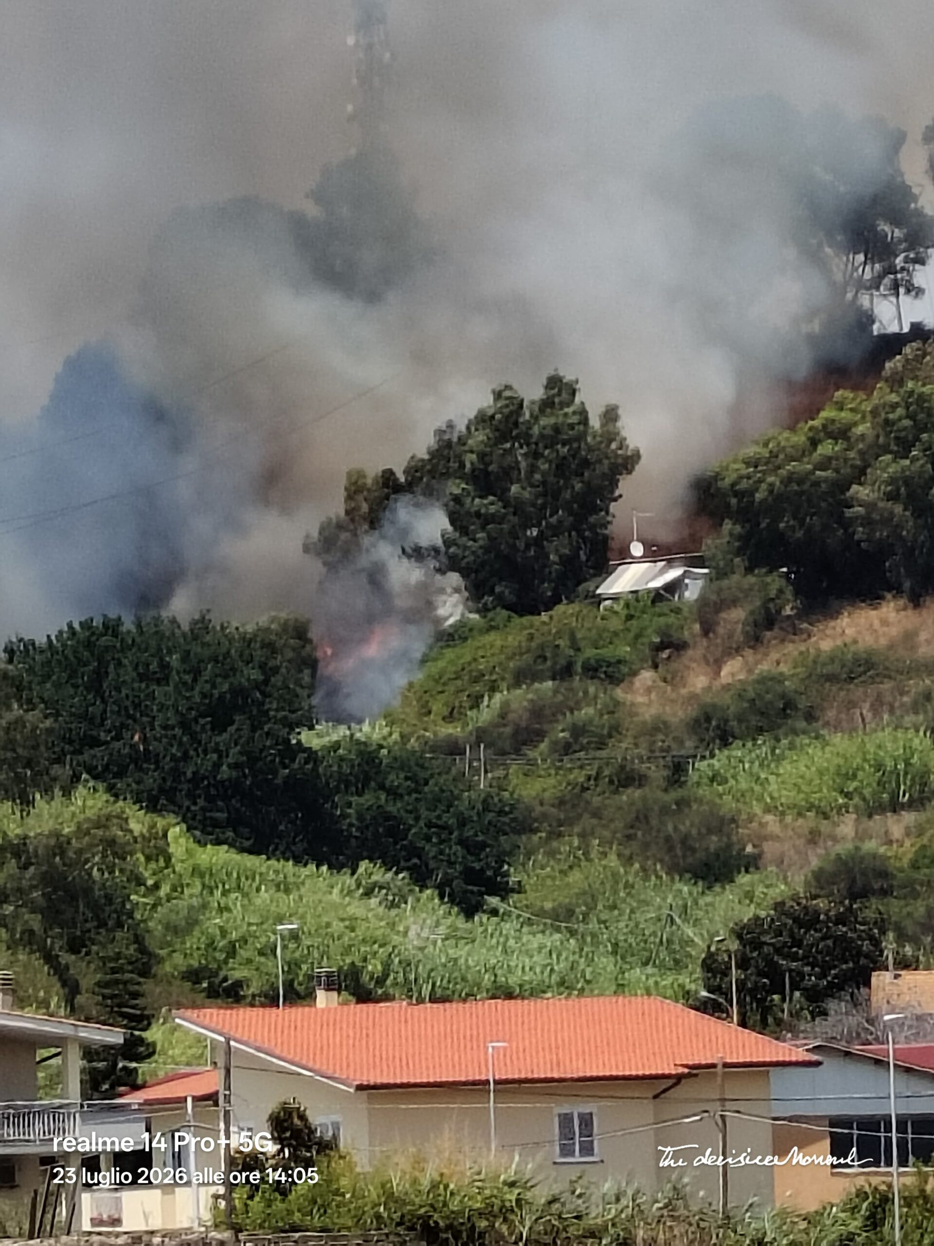 Maxi incendio a Roma Valle Galeria: brucia l'ex cava, case evacuate 2