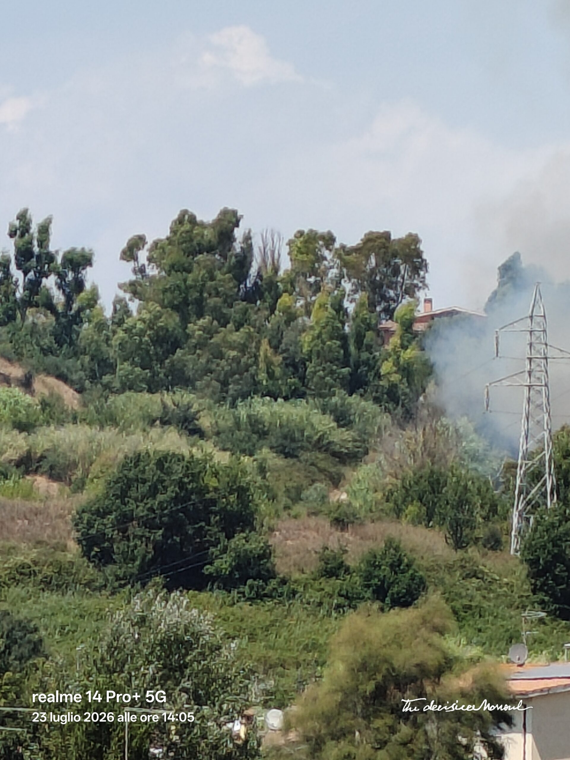 Maxi incendio a Roma Valle Galeria: brucia l'ex cava, case evacuate 1