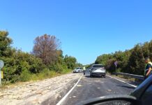 Un mezzo pesante disperde il materiale lungo la carreggiata provocando traffico sulla Litoranea nel tratto tra il Primo cancello e l'ex Dazio. Sul posto la Polizia Locale