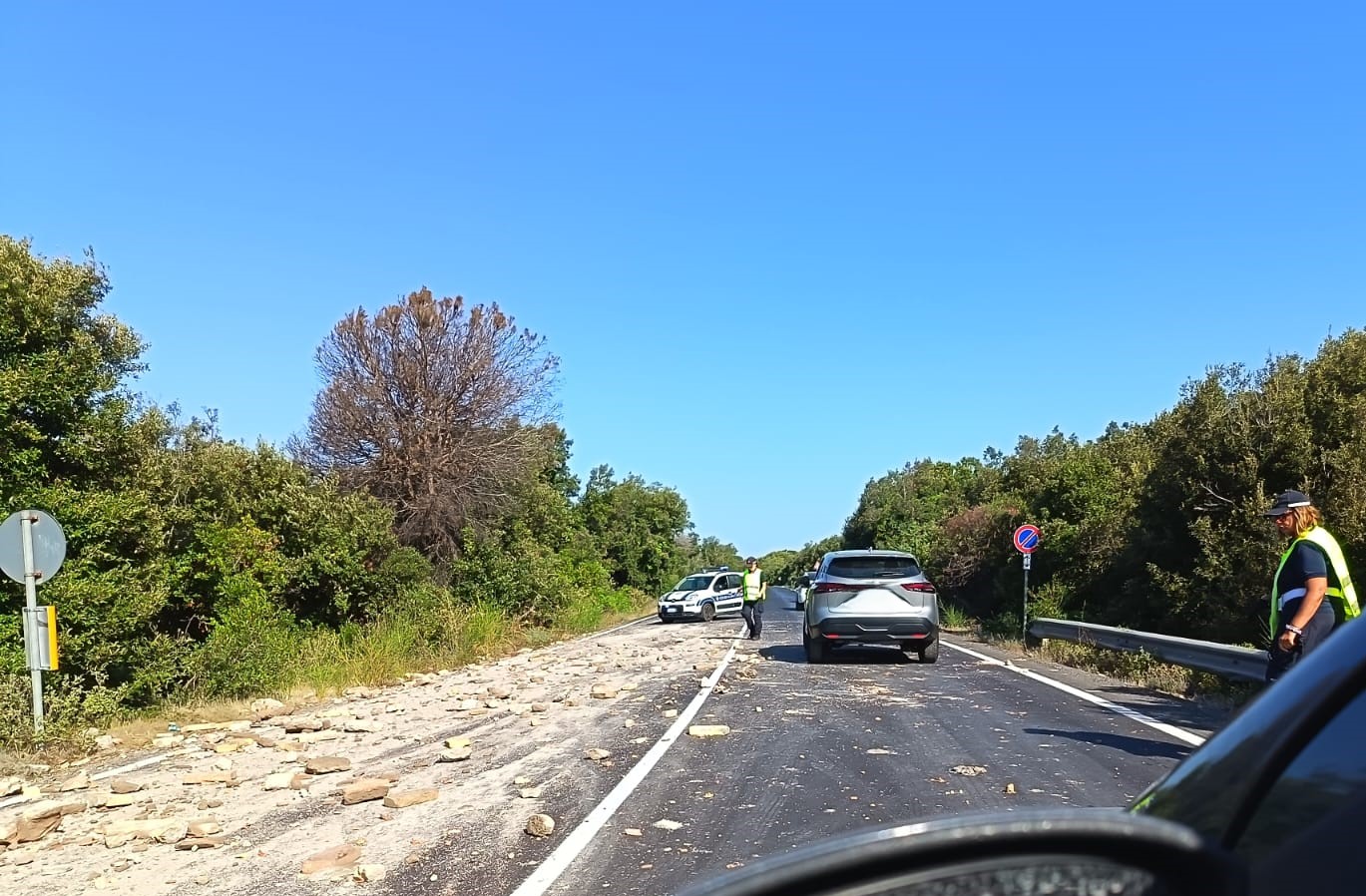 Un mezzo pesante disperde il materiale lungo la carreggiata provocando traffico sulla Litoranea nel tratto tra il Primo cancello e l'ex Dazio. Sul posto la Polizia Locale