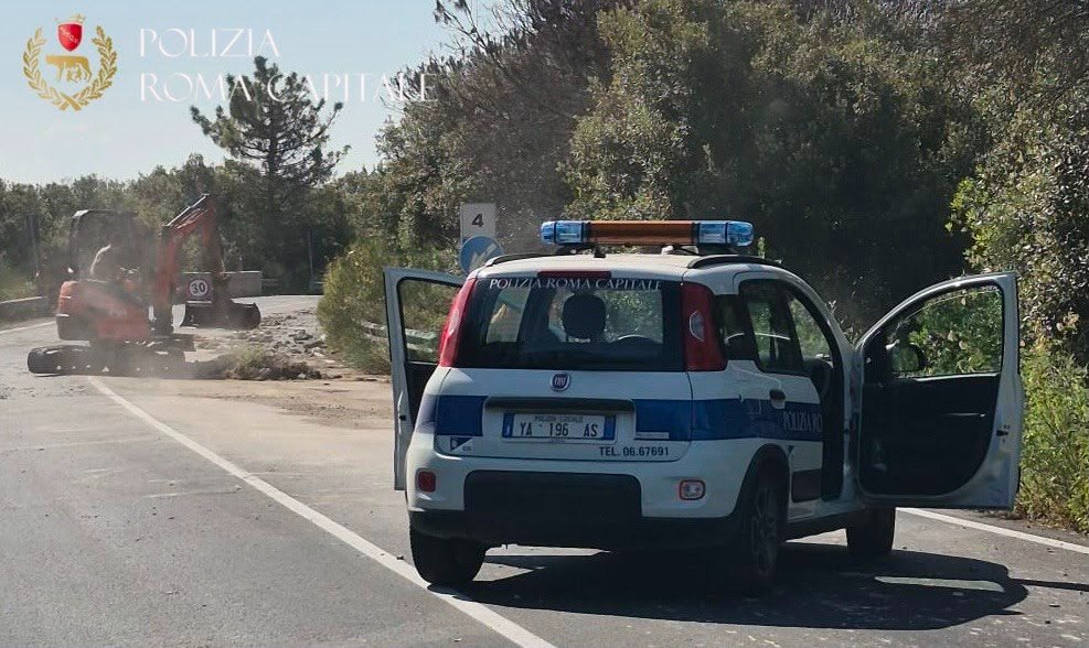 Camion perde il carico: traffico sulla Litoranea tra Ostia e Torvaianica 1