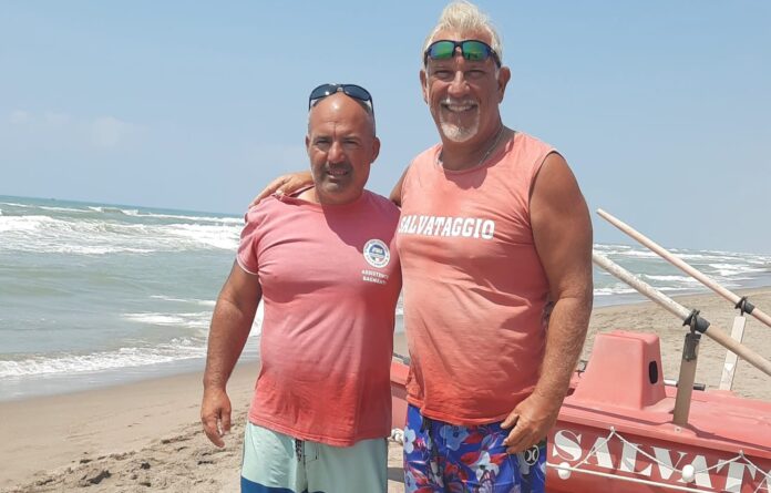Gli assistenti bagnanti Alessio Albani (a sinistra nella Foto) e Roberto Bocchini Tensione al primo cancello: ragazza salvata a Castel Porziano dopo aver rischiato di affogare a causa della forte corrente
