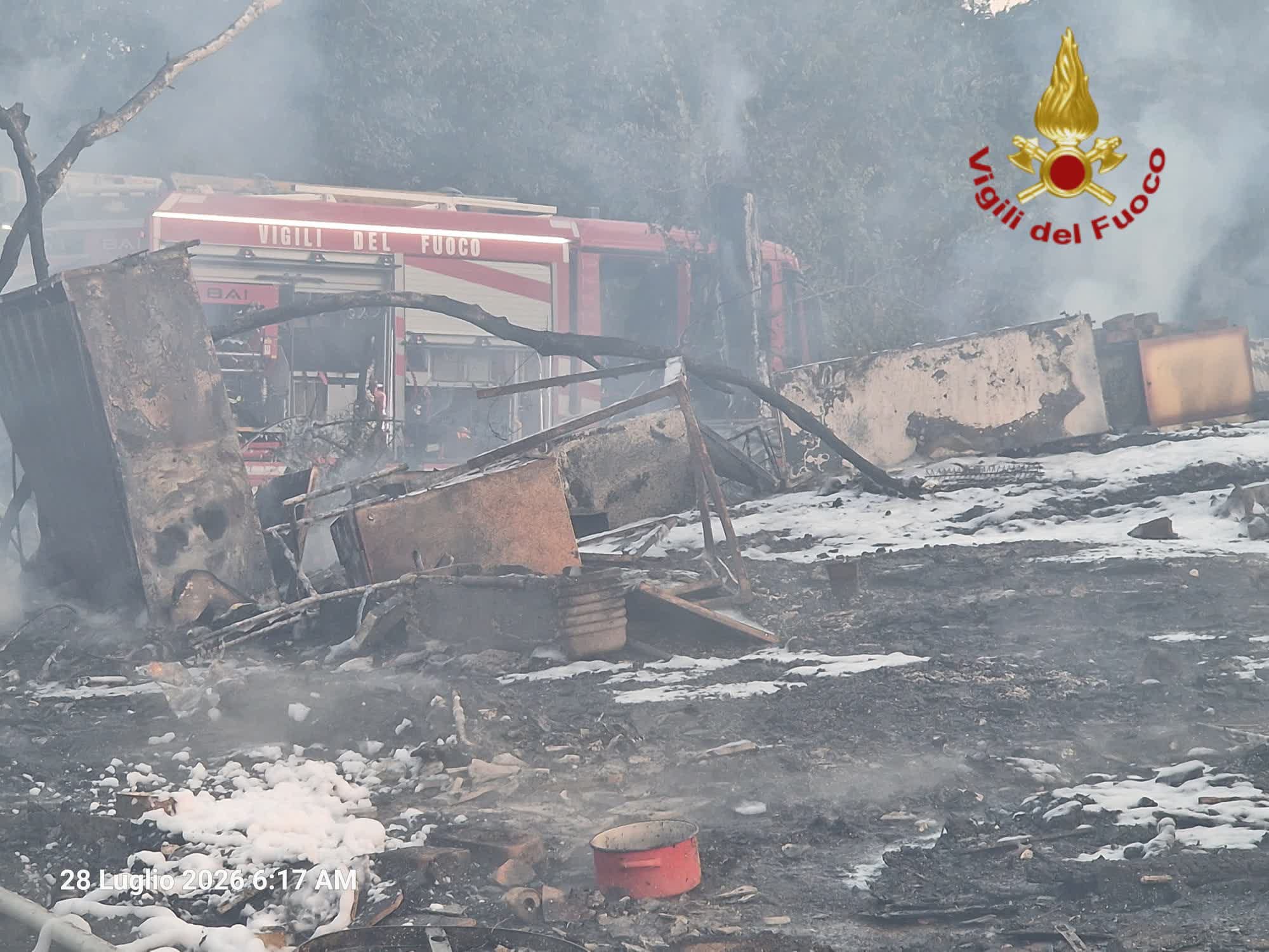 Vasto incendio in discarica abusiva sulla Tiberina, fiamme distruggono edificio abbandonato 2