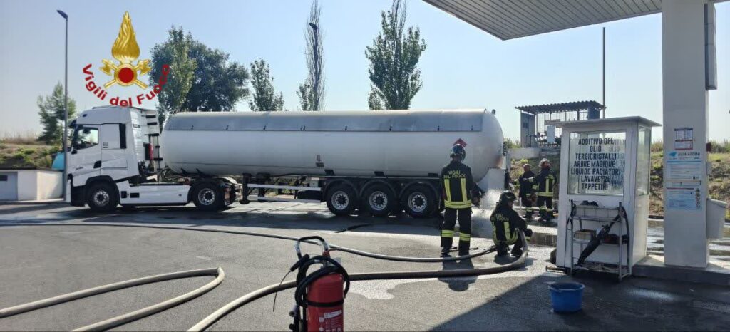 Fuga di gas ad Acilia, l’operazione dei Vigili del Fuoco: gas bruciato in "torcia" per evitare l'esplosione 1