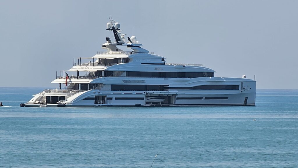 Un lussuoso super yacht a Ostia ha catturato l'attenzione di bagnanti e passanti: l'imbarcazione extralusso ha gettato l'ancora a poche centinaia di metri dalla riva