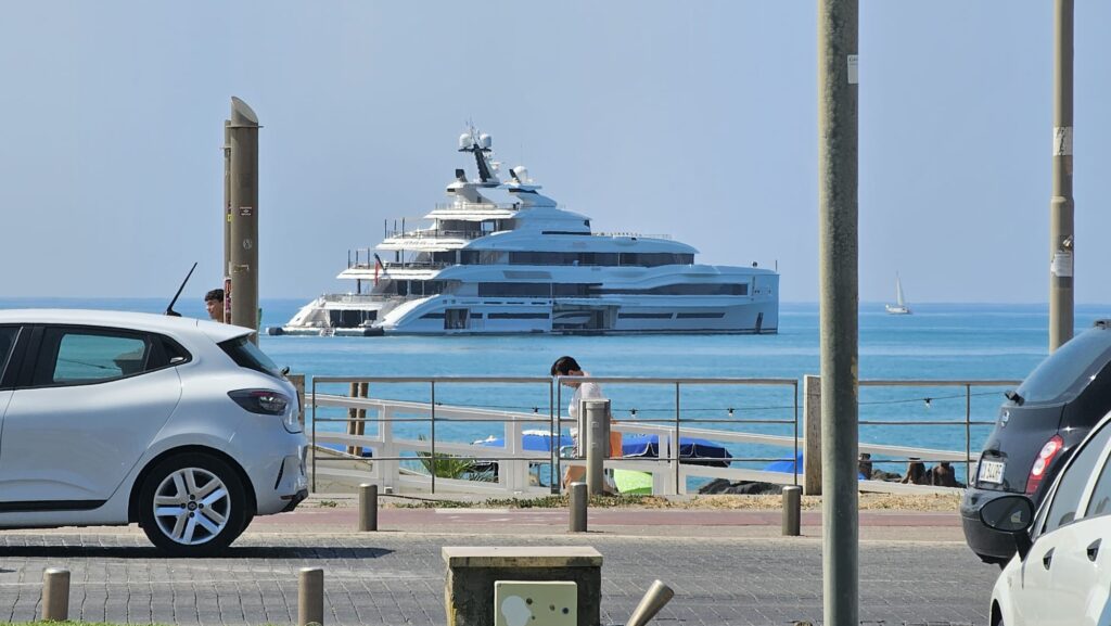 Super yacht a Ostia: il MAR si ferma al largo del lungomare 1