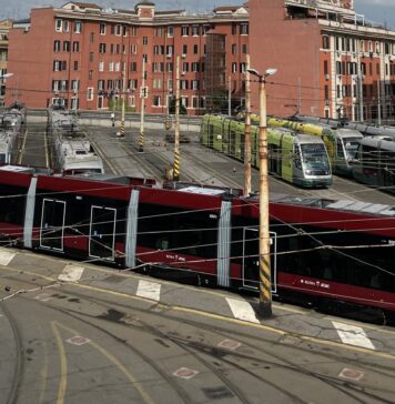 Tram Urbos ATAC Roma, cantieri tram Roma agosto, bus sostitutivi tram ATAC, PNRR trasporti Roma, interruzione linee tranviarie