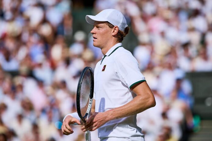 Wimbledon, Sinner sbaglia volée e si dispera: gesto ‘insolito’ di Jannik