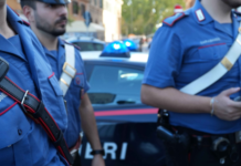 Colpo al supermercato: svuota gli scaffali e riempie un carrello solo di caffè Lavazza (per oltre 2.200 euro)