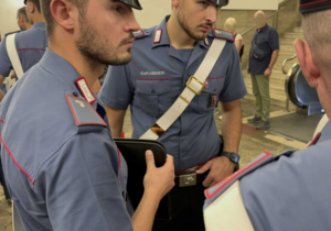 Finto cieco depredava i turisti a Termini con occhiali da sole e bastone telescopico 2 Finto cieco depredava i turisti a Termini con occhiali da sole e bastone telescopico 2