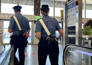 Finto cieco depredava i turisti a Termini con occhiali da sole e bastone telescopico 1 Finto cieco depredava i turisti a Termini con occhiali da sole e bastone telescopico 1