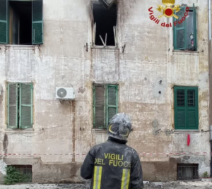 Fiamme in un appartamento di Testaccio, tre persone messe in salvo dai vigili del fuoco (FOTO e VIDEO) 1