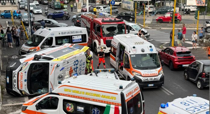ambulanza-ribaltata-foto-DI-ROMA.COM