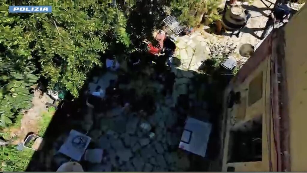 Blitz a Roma: sgomberato il Bencivenga, il centro sociale rioccupato dagli anarchici (VIDEO) 1