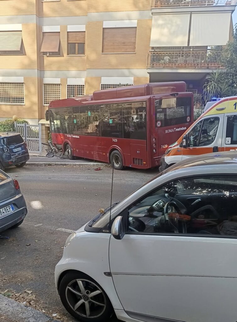 Autobus si schianta contro un condominio, paura a Roma (FOTO) 2 Autobus si schianta contro un condominio, paura a Roma (FOTO) 2