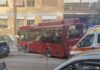 Autobus si schianta contro un condominio, paura a Roma (FOTO)