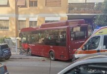 Autobus si schianta contro un condominio, paura a Roma (FOTO)
