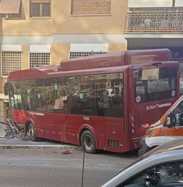 Autobus si schianta contro un condominio, paura a Roma (FOTO) Home 3