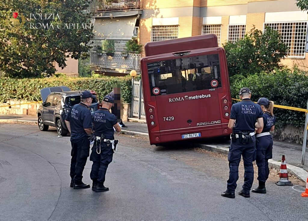 Autobus si schianta contro un condominio, paura a Roma (FOTO) 1 Autobus si schianta contro un condominio, paura a Roma (FOTO) 1