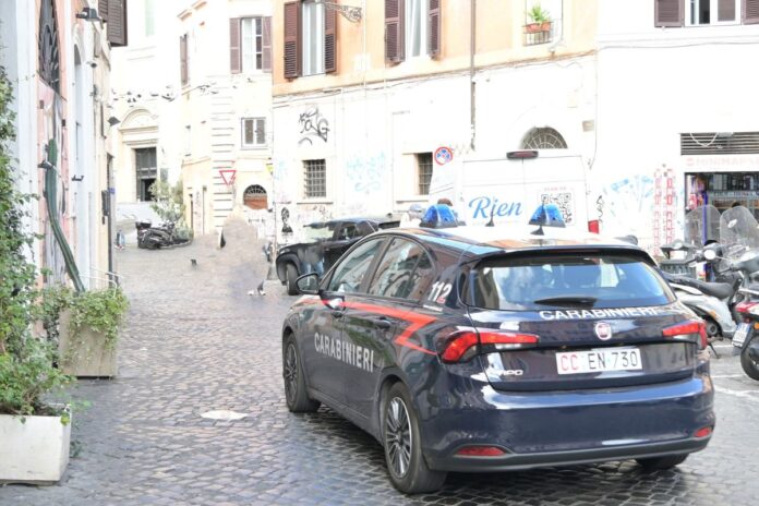 carabinieri cp Ragazzo sequestrato, torturato e rapinato in un B&B di Roma: misure cautelari per tre giovani